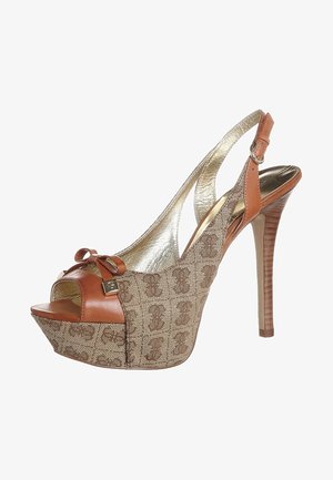 Sandale à talon haut à bride arrière en cuir marron clair avec bout ouvert, dessus en tissu brun texturé présentant un motif de logo, et un nœud décoratif à l'avant.