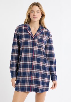 Camicia da notte in flanella scozzese blu navy con maniche lunghe, caratterizzata da piping rosso lungo il colletto e la patta dei bottoni, e un piccolo dettaglio di tasca sul petto.