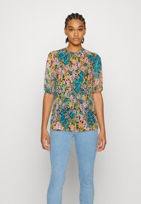 Blusa com estampa floral, apresentando um decote redondo, mangas curtas bufantes e cores vibrantes, incluindo azul, rosa, laranja e verde.