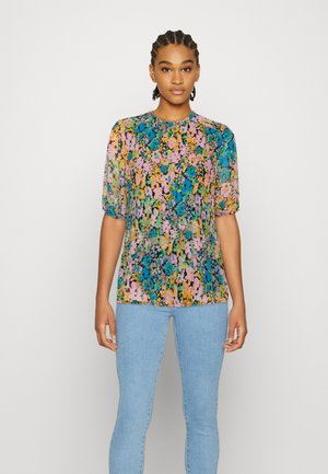 Blusa com estampa floral, apresentando um decote redondo, mangas curtas bufantes e cores vibrantes, incluindo azul, rosa, laranja e verde.