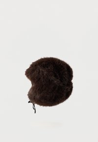 Σκούφος από σκούρο καφέ χνουδωτή γούνα με καλύμματα αυτιών και μαύρα ρυθμιζόμενα κορδόνια που κρέμονται κάτω από την περιοχή του σαγονιού.