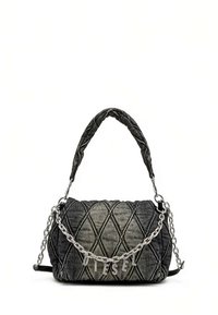 Mala de ganga acolchoada em tons de preto e cinza, com alça de corrente e letras "DIESEL" em prata. Forma compacta com superfície texturizada.