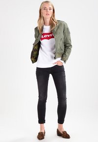 Levi's® RELAXED GRAPHIC CREW - Sudadera - better batwing white