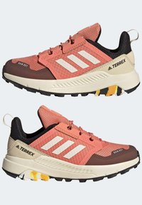 adidas Terrex TERREX TRAILMAKER RAIN.RDY HIKING - Zapatillas de senderismo - white coral gold coloured