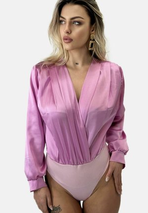 Le body en satin rose présente des manches longues, un décolleté en V profond et un design plissé. Texture lisse avec une taille élastique et une section inférieure ajustée.