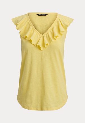 Rumena majica brez rokavov z V-izrezom in volančki okoli izreza in ramen, izdelana iz lahkega materiala.