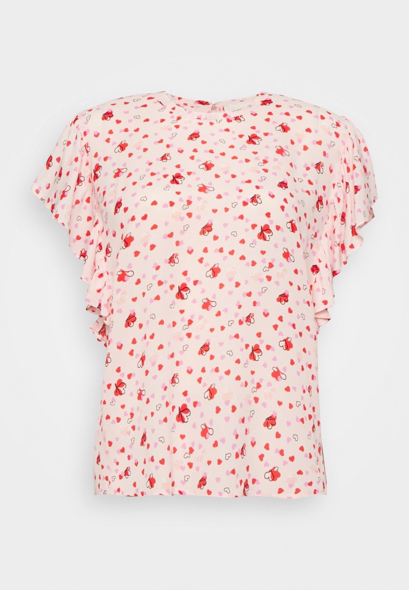 Blouse rose clair avec manches volantées et motif de cœur rouge et de papillon sur toute la surface.