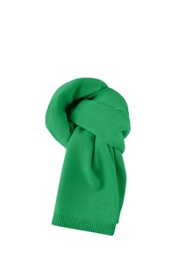 Felgroene gebreide sjaal losjes gestrikt, met geribbelde randen en zachte geweven textuur tegen een witte achtergrond.