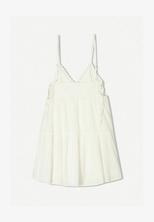 Robe blanche sans manches avec bretelles spaghetti réglables, en tissu texturé et bordée de volants superposés à l'ourlet. Détails en crochet au niveau de l'encolure.