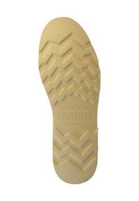 Suola delle scarpe da campeggio, in gomma gialla chiara, con un motivo a zigzag per la trazione, e marchio in rilievo. Design della punta piatta e rotonda.