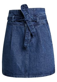 Jeansrock in Dunkelblau, mit einem Gürtel in der Taille, plissiertem Design und glatter Textur. Der Saum ist leicht gewellt.