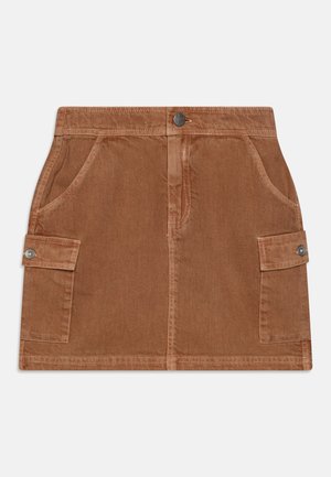Jupe en denim marron avec deux poches frontales et deux poches de style cargo. Elle présente une fermeture à bouton et des détails de couture visibles.
