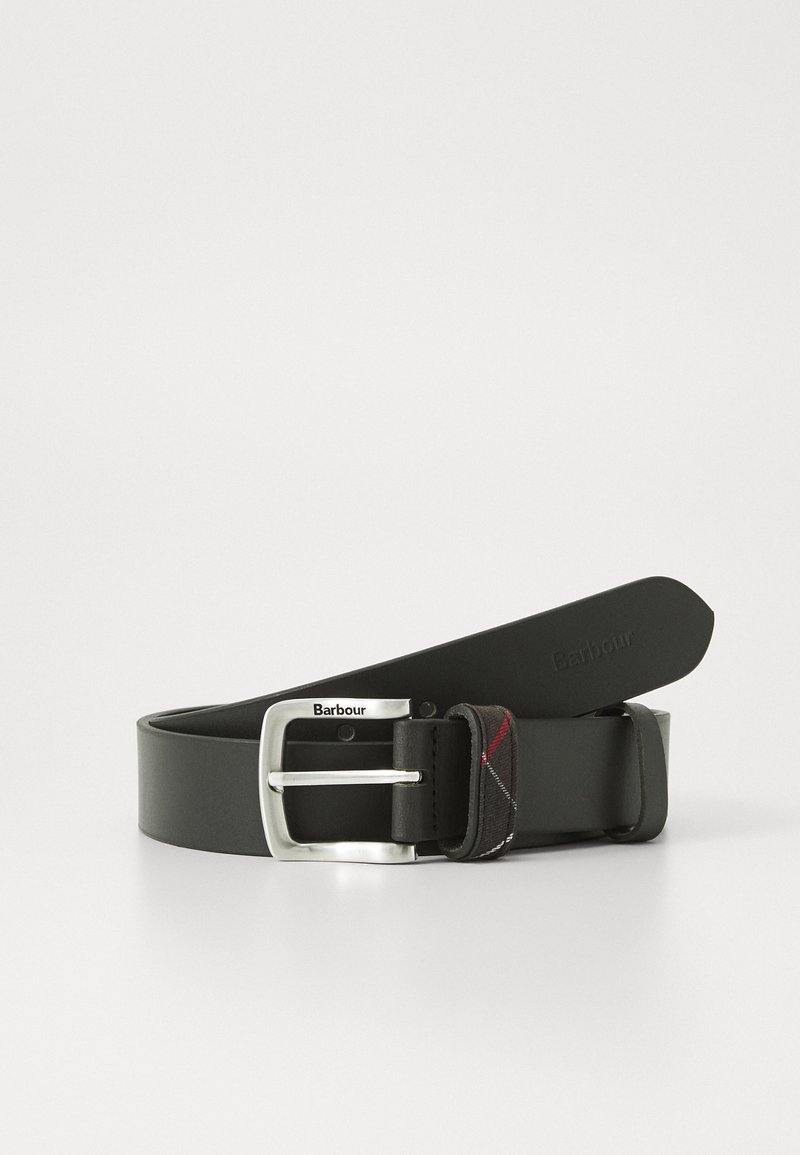 Cinto de couro preto com uma fivela retangular prateada, apresenta detalhes em xadrez vermelho e cinza na faixa da fivela. Design simples e funcional.