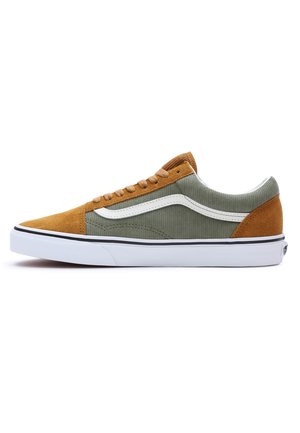 Braune und grüne Low-Top-Sneaker aus Wildleder und Cord. Mit weißen Akzenten und einem schwarzen Streifen auf der Gummi-Sohle. Flache Schnürung.