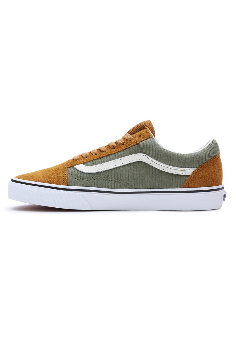 Brune og grønne lavtopp sneakers laget av semsket skinn og kordfløyel. Har hvite detaljer og en svart stripe på gummisålen. Flatt snøremønster.