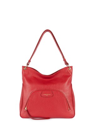 Sac à bandoulière en cuir rouge avec une finition texturée, présentant une poche zippée avant bien visible et un accent de logo. Conception structurée mais douce.