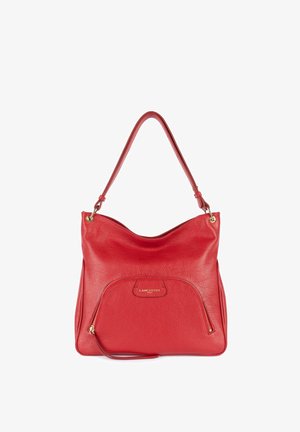 Rode leren schoudertas met een gestructureerde afwerking, voorzien van een opvallende voorzak met ritssluiting en een logo-accent. Gestructureerd maar toch zacht design.
