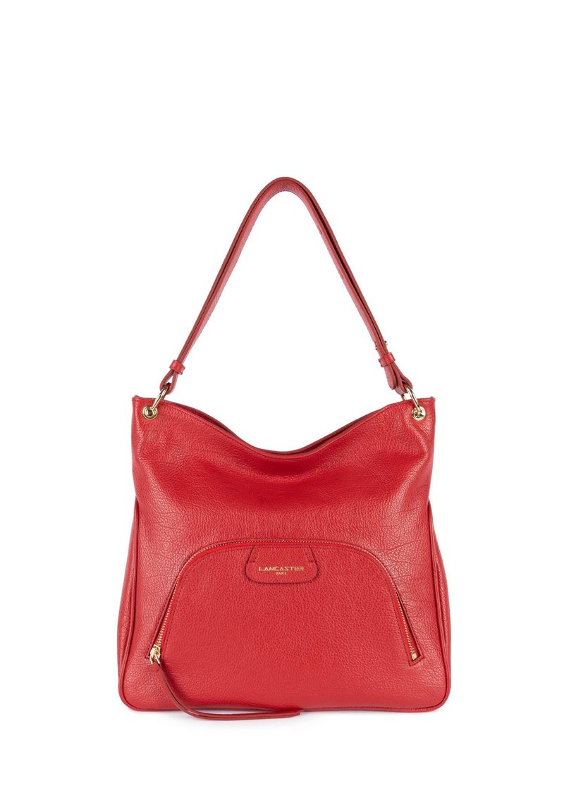 Borsa a spalla in pelle rossa con finitura testurizzata, caratterizzata da una vistosa tasca con zip frontale e un accento con logo. Design strutturato ma morbido.