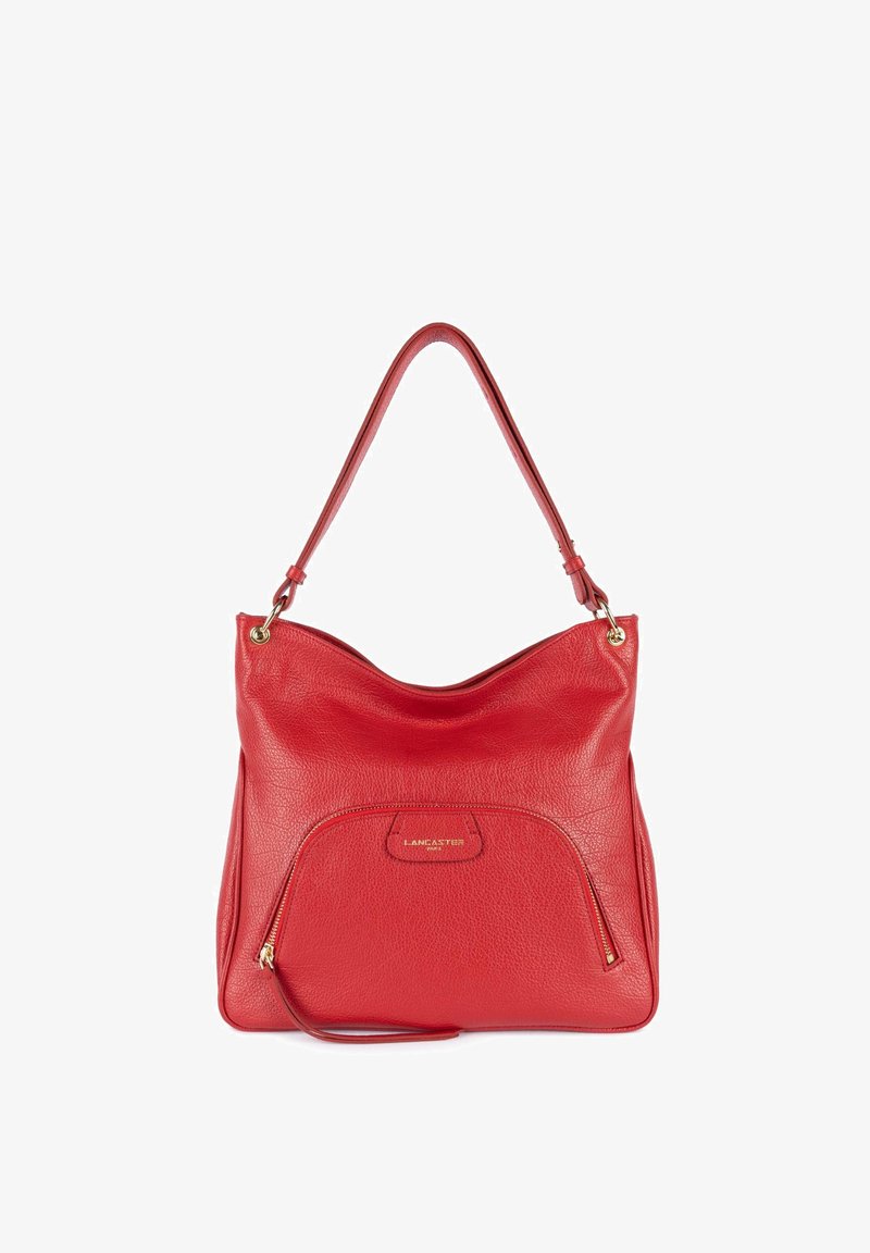 Borsa a spalla in pelle rossa con finitura testurizzata, caratterizzata da una vistosa tasca con zip frontale e un accento con logo. Design strutturato ma morbido.