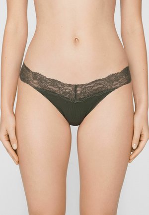 Perizoma verde scuro con una delicata cintura in pizzo. Presenta una texture a costine sul corpo e dettagli in pizzo floreale nella parte superiore.