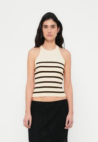 Ribbet haltertop med skiftevis cremefarvede og mørkebrune striber, med en tætsiddende pasform og cropped længde.