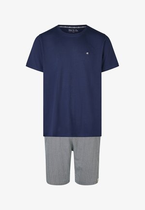 Navy Baumwoll-T-Shirt kombiniert mit gemusterten grauen Shorts mit Chevron-Design, einem bestickten Logo auf der Brust und einem entspannten Schnitt.