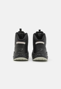 Schwarze Wanderschuhe mit strukturiertem Obermaterial, grauen Akzenten und einer robusten Sohle mit einem dualen Profildesign für besseren Halt. Mit Zuglasche hinten.