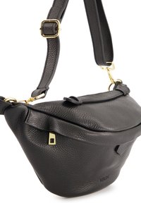 Schwarze Lederhandtasche mit strukturiertem Oberflächendesign, goldenen Hardware-Akzenten, verstellbarem Riemen und geschwungener Form, ausgestattet mit einem Reißverschluss und Markenlogo.