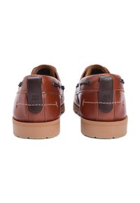 Καφέ δερμάτινα παπούτσια με στρογγυλεμένο σχέδιο, αντιθετικά σκουρόχρωμα στοιχεία και λαστιχένια σόλα με ορατές λεπτομέρειες ραφής στο πίσω μέρος.