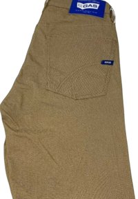 Pantaloni beige realizzati in tessuto testurizzato, caratterizzati da una tasca posteriore con una cucitura visibile e un'etichetta rettangolare blu con il marchio "GAS".