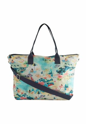 Duża torba na ramię z niebieskimi uchwytami i paskiem, ozdobiona kolorowym nadrukiem plażowego krajobrazu z parasolami, ludźmi i elementami wody.