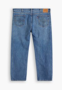 Jeans de mezclilla azul claro con pierna recta, que cuentan con dos bolsillos traseros, una etiqueta de marca de cuero y un desgaste sutil en la tela.