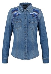Blauwe denim overhemd met lange mouwen, knopen aan de voorkant, twee borstzakken en geborduurde blauwe vogeldesigns op beide schouders.