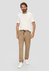 s.Oliver REGULAR FIT - Chino - sandstein