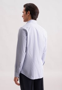 Camicia a maniche lunghe a quadri blu e bianchi con colletto strutturato, in cotone, e bottoni ai polsini regolabili, vista dal retro.