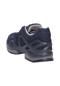 Scarpa sportiva blu navy con tomaia in mesh, colletto imbottito e suola in gomma testurizzata con un motivo a zigzag per una migliore trazione.
