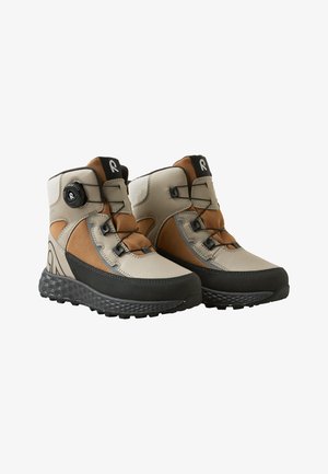 Beżowe i brązowe buty do wędrówek z teksturowaną czarną podeszwą, zintegrowanym systemem sznurowania oraz logo na języku i boku.