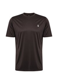 Czarna koszulka z krótkim rękawem wykonana z gładkiego, odprowadzającego wilgoć materiału; posiada małe białe logo na górnej lewej części klatki piersiowej.