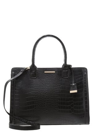 Schwarze Handtasche aus krokodilprägtem Leder mit doppelten Griffen, abnehmbarem Schulterriemen und kleinem goldfarbenem Metallakzent vorne.