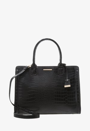 Sac à main en cuir noir à texture crocodile, avec doubles poignées, bandoulière amovible et petit accent métallique doré sur le devant.