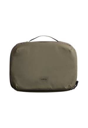 Sac rectangulaire vert olive en tissu durable, doté d'une poignée supérieure, d'une fermeture éclair et d'un logo de marque discret sur le devant.