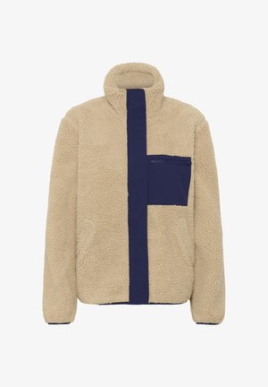 Beige Fleece-Jacke mit hohem Kragen, navyfarbener Vorderseite und Reißverschluss-Brusttasche. Weiche Textur und lässiges Design. Bequemer Sitz.
