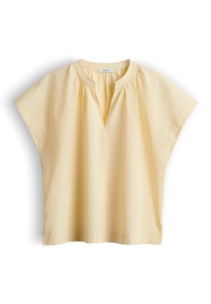 Lichtgele blouse met korte mouwen, geplooide halslijn en V-vormige inkepingkraag, gemaakt van gladde, lichte stof.