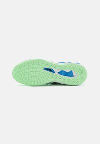 Sola di scarpe sportive in materiale gommato leggero verde, con texture non marcante; presenta motivi circolari e rettangolari per una migliore aderenza.
