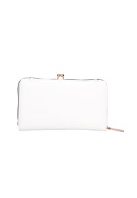 Portafoglio bianco in pelle con finitura testurizzata, chiusura con zip e accenti in hardware dorato. Presenta una forma rettangolare liscia.
