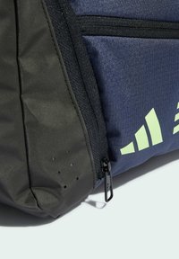 adidas Performance ESSENTIALS 3-STRIPES DUFFEL XSMALL - Valigia - shadow navy   green spark