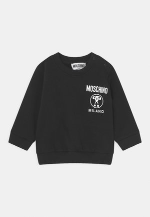 Schwarzes Baby-Sweatshirt mit langen Ärmeln, mit dem Schriftzug „MOSCHINO MILANO“ und Logo vorne, gerippte Bündchen und Saum sowie Druckknöpfe an der Schulter.
