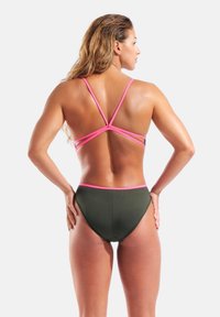 Dół bikini z wysokim stanem w oliwkowej zieleni z różowymi elastycznymi akcentami; wyposażony w tył z krzyżującymi się paskami. Gładka faktura, dopasowany krój.