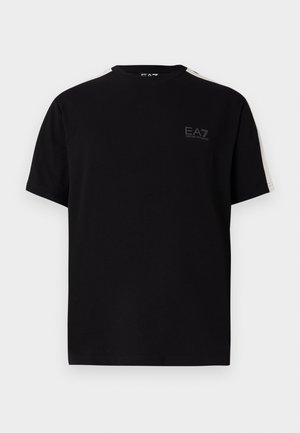 Czarny bawełniany t-shirt z krótkimi rękawami, z małym logo EA7 na piersi i kremowymi paskami na ramionach.