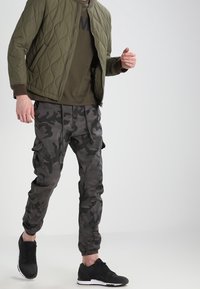 Urban Classics Kapsáče - dark grey